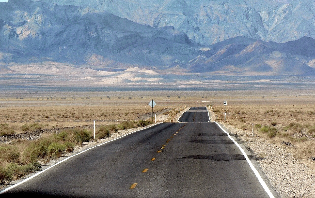 On the road ©DEZALB CC0 pixabay