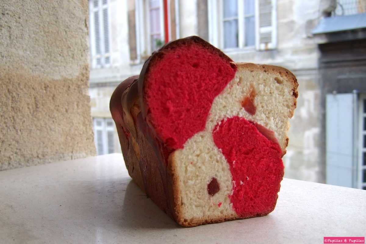 Pain marbré aux fraises