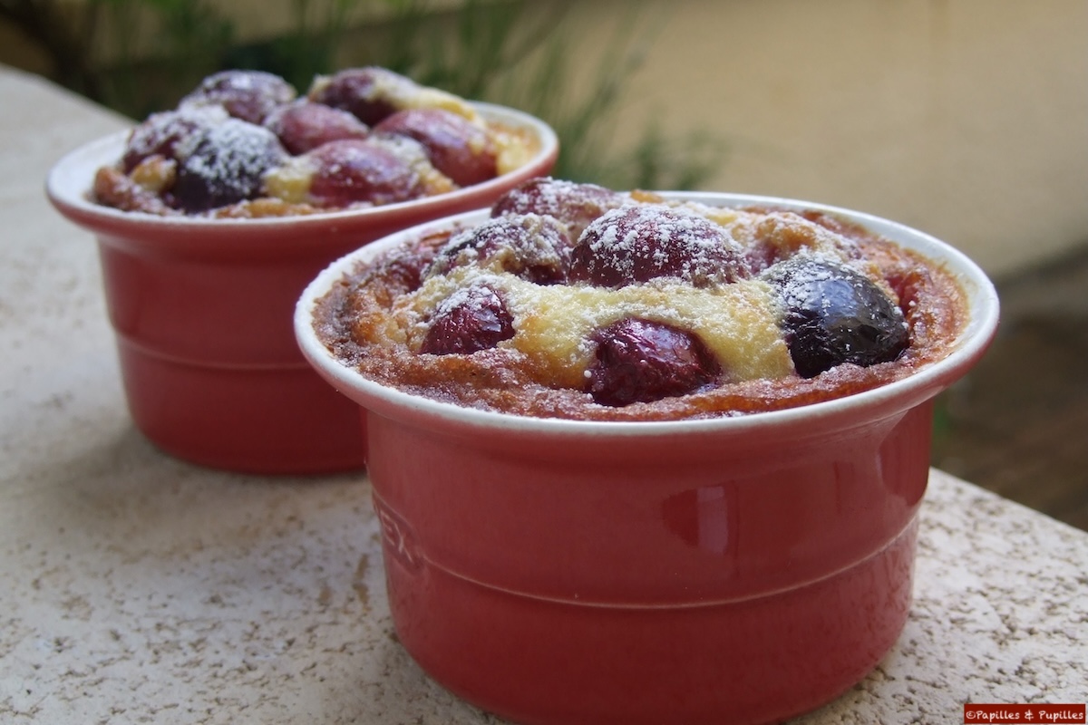 Mini clafoutis aux cerises noires servis en ramequins