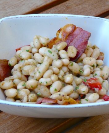 Salade de haricots blancs et ventrèche grillée
