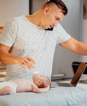 Papa travaille ©UfaBizPhoto shutterstock