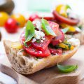 Tartines tomates feta basilic ©Kamila i Wojtek Cyganek shutterstock