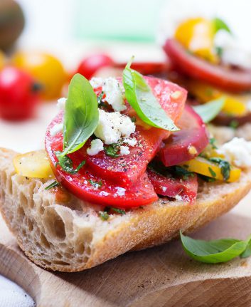Tartines tomates feta basilic ©Kamila i Wojtek Cyganek shutterstock