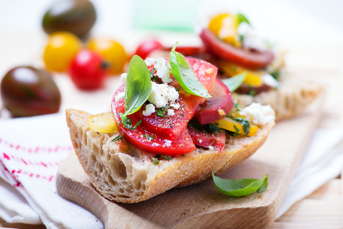 Tartines tomates feta basilic ©Kamila i Wojtek Cyganek shutterstock