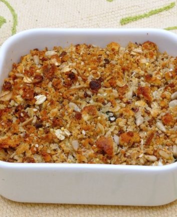 Crumble de courgettes à la féta et aux céréales