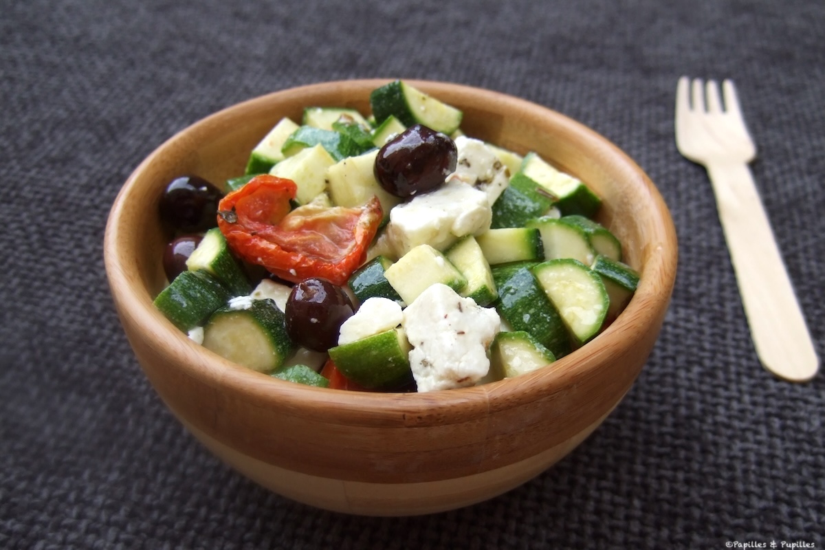 Salade estivale de courgettes, feta, tomates séchées et olives noires