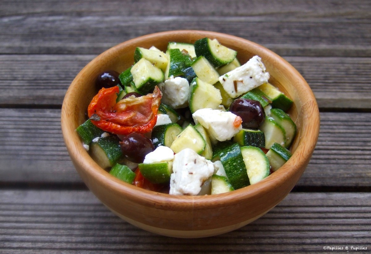 Salade de courgettes feta olives noires et tomates confites