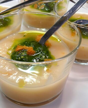 Velouté d’asperges blanches citronnées, pesto de persil