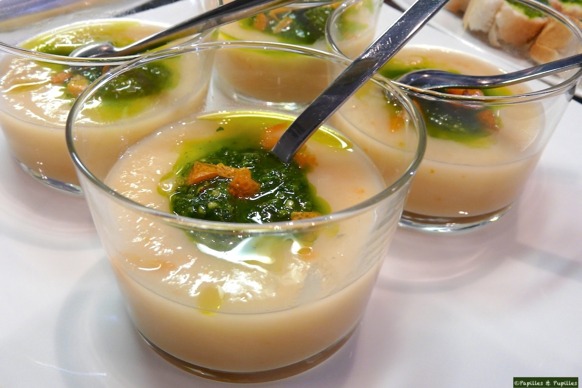 Velouté d’asperges blanches citronnées, pesto de persil