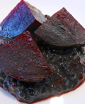 Betteraves rouges à la fondue mûres et basilic pourpre