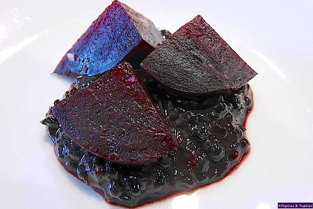 Betteraves rouges à la fondue mûres et basilic pourpre