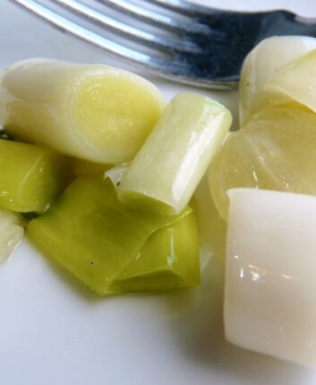 Blancs de poireaux, raisins et thym