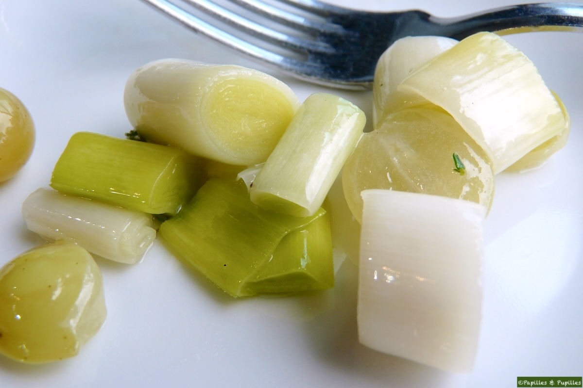 Blancs de poireaux, raisins et thym