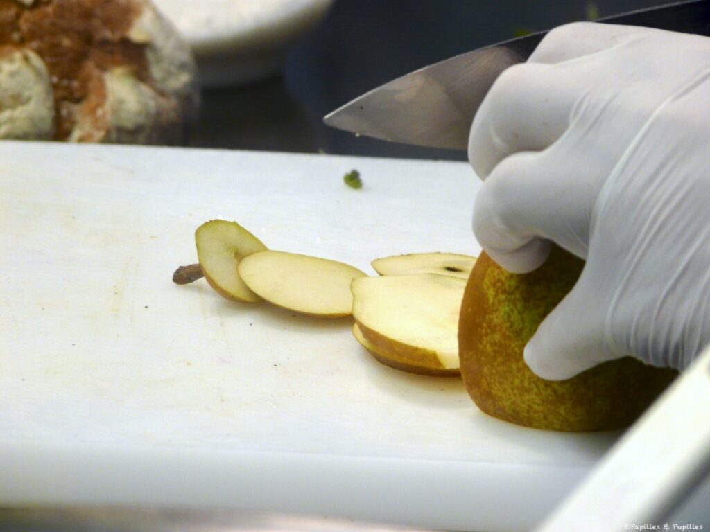 Coupez les poires en lamelles