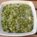 Petits pois braisés aux oignons nouveaux et salade