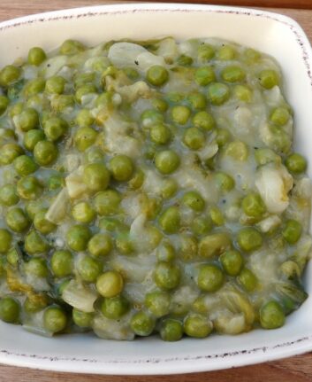 Petits pois braisés aux oignons nouveaux et salade