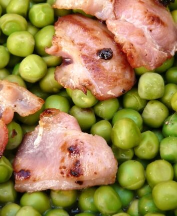 Petits pois au beurre et bacon croustillant
