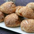 Petits pains au sésame et abricots secs