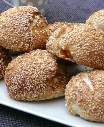 Petits pains au sésame et abricots secs