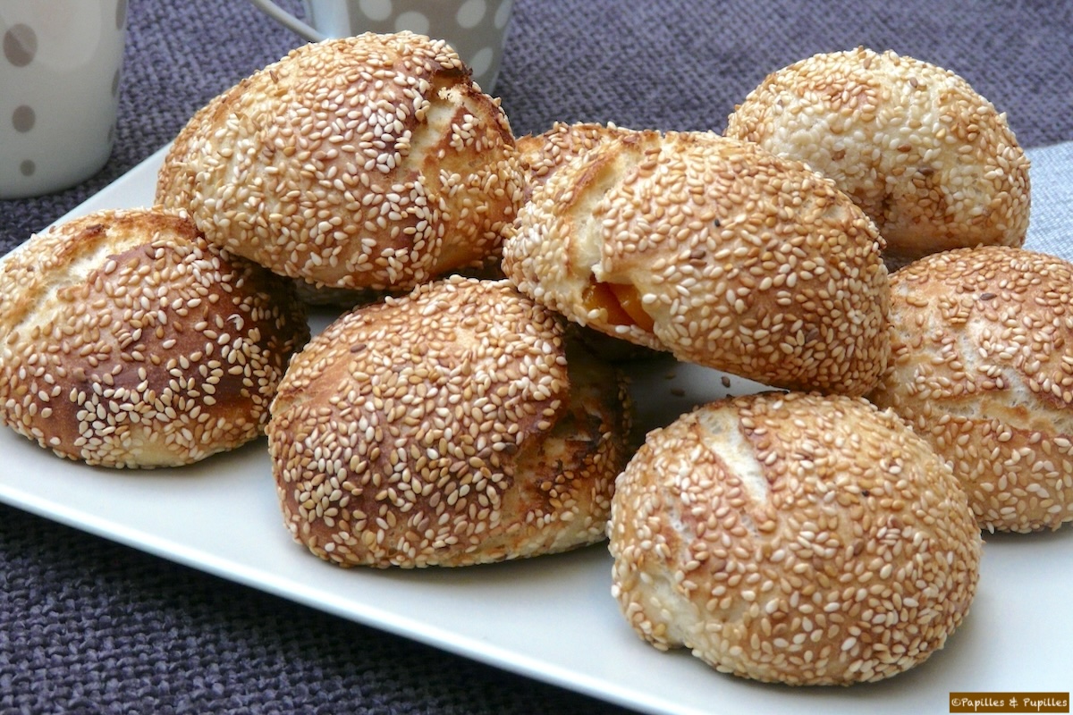 Petits pains au sésame et abricots secs