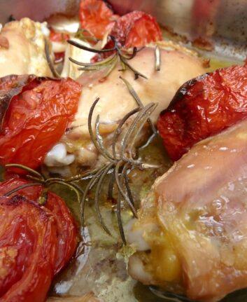 Poulet au vinaigre de Xérès, tomates et romarin