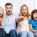 Famille devant la télé ©g-stockstudio shutterstock
