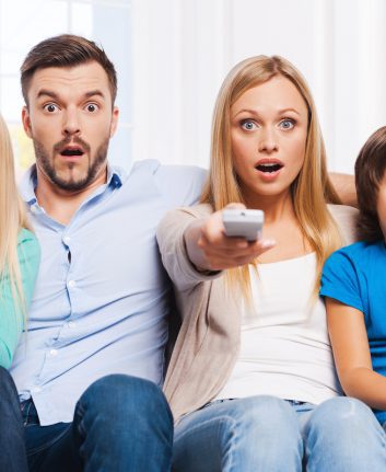 Famille devant la télé ©g-stockstudio shutterstock
