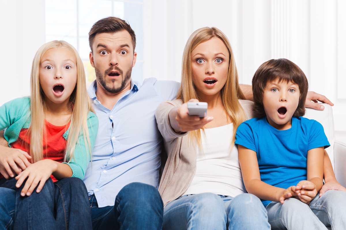 Famille devant la télé ©g-stockstudio shutterstock