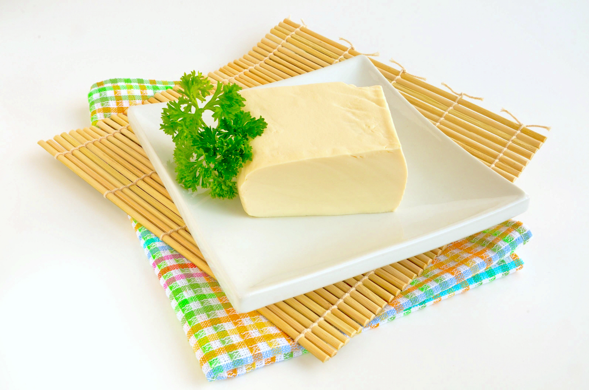Tofu soyeux sur une assiette blanche