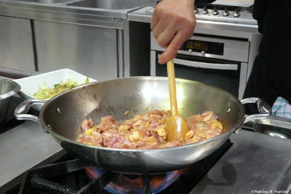 Mettez les morceaux de poulet dans le wok