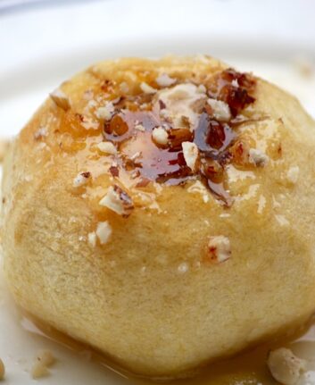 Pommes au four au miel et aux noisettes concassées