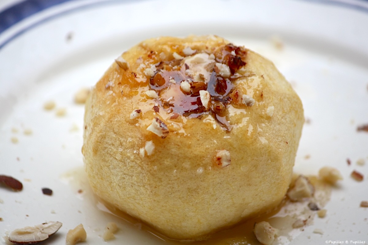 Pommes au four au miel et aux noisettes concassées