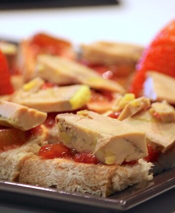 Bruschetta de foie gras, chutney de fraises