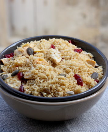 Dés de poulet et semoule à l'orientale