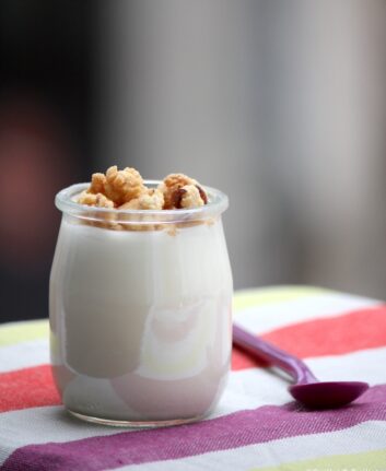 Yaourts au sirop d’agave et aux miettes de noisettes