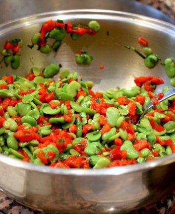 Salade de fèves et poivrons aux herbes du jardin