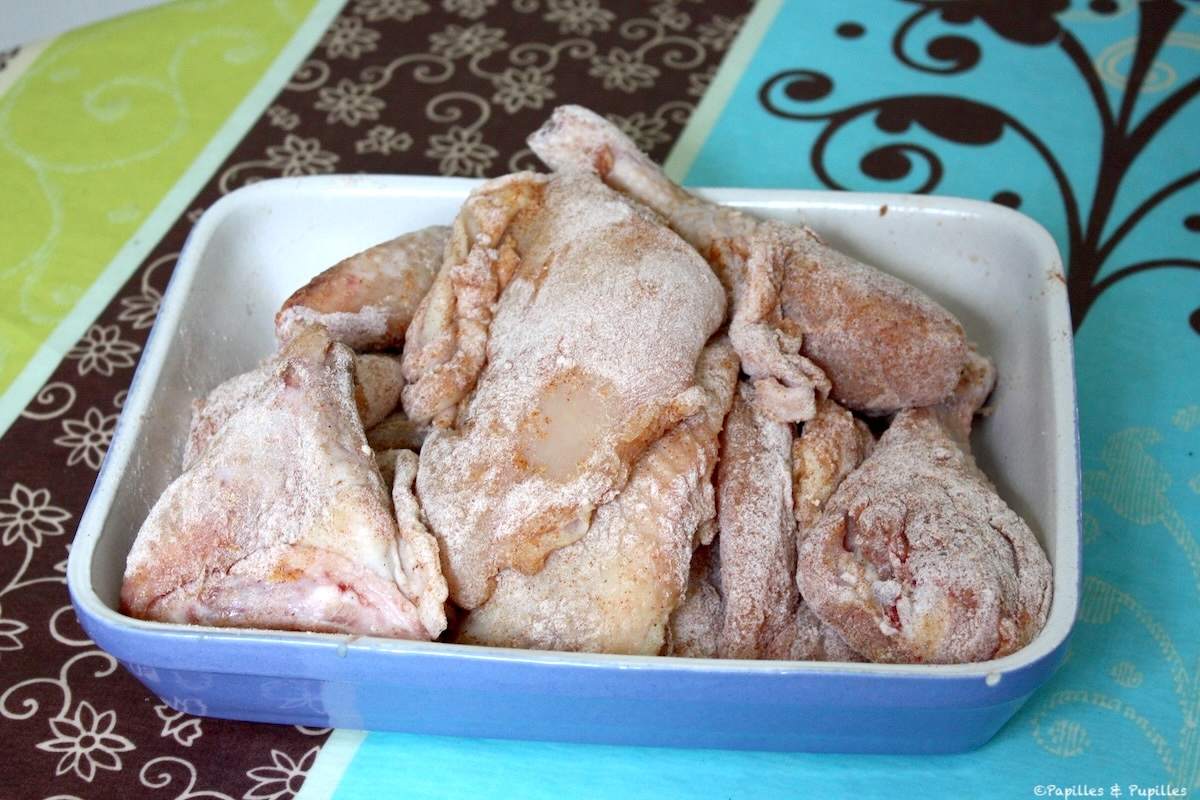 Enfarinez le poulet
