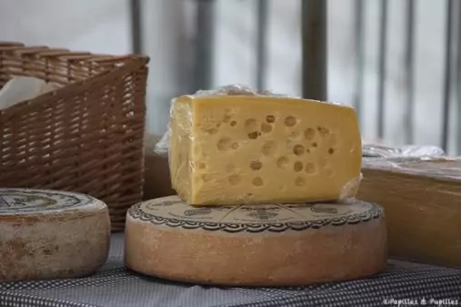Fromages artisanaux irlandais sur un stand du marché de Dublin