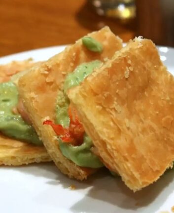 Millefeuille croustillant aux gambas et guacamole
