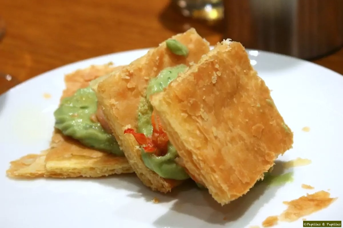 Millefeuille croustillant aux gambas et guacamole