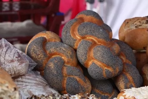 Pains artisanaux au pavot sur le marché de Point Village à Dublin