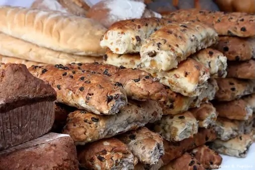 Pains artisanaux aux graines vendus au marché de Point Village