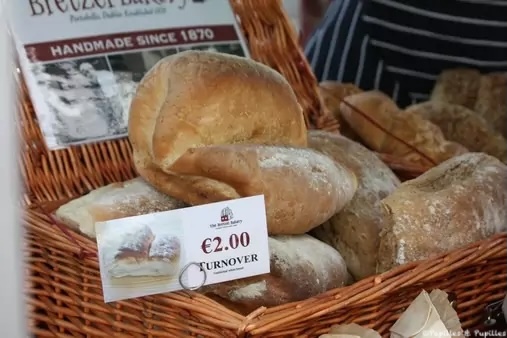Pains irlandais en panier sur un stand du marché de Dublin