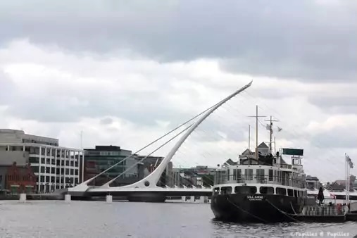 Pont Samuel Beckett et bateau sur la Liffey à Dublin