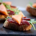 Bruschetta de magret séché melon et roquette