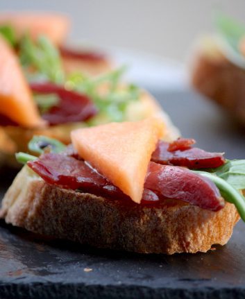 Bruschetta de magret séché melon et roquette