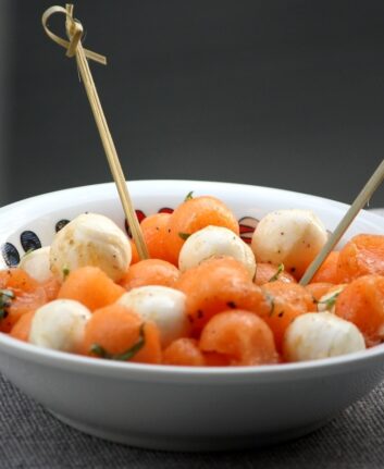 Duo de melon et mozzarella à l’huile d’olive vanillée et au basilic