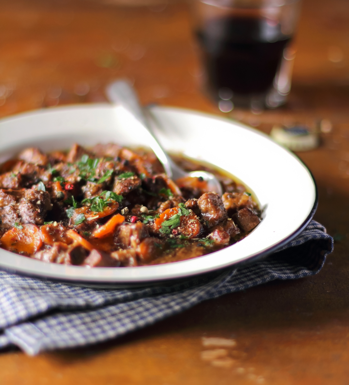 Bœuf à la Guinness mijoté, sauce sombre et légumes fondants