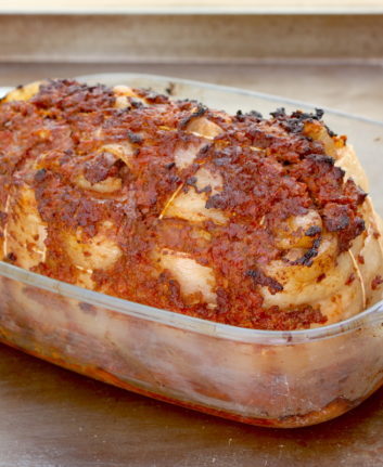 Rôti d'agneau en croûte de tomates confites