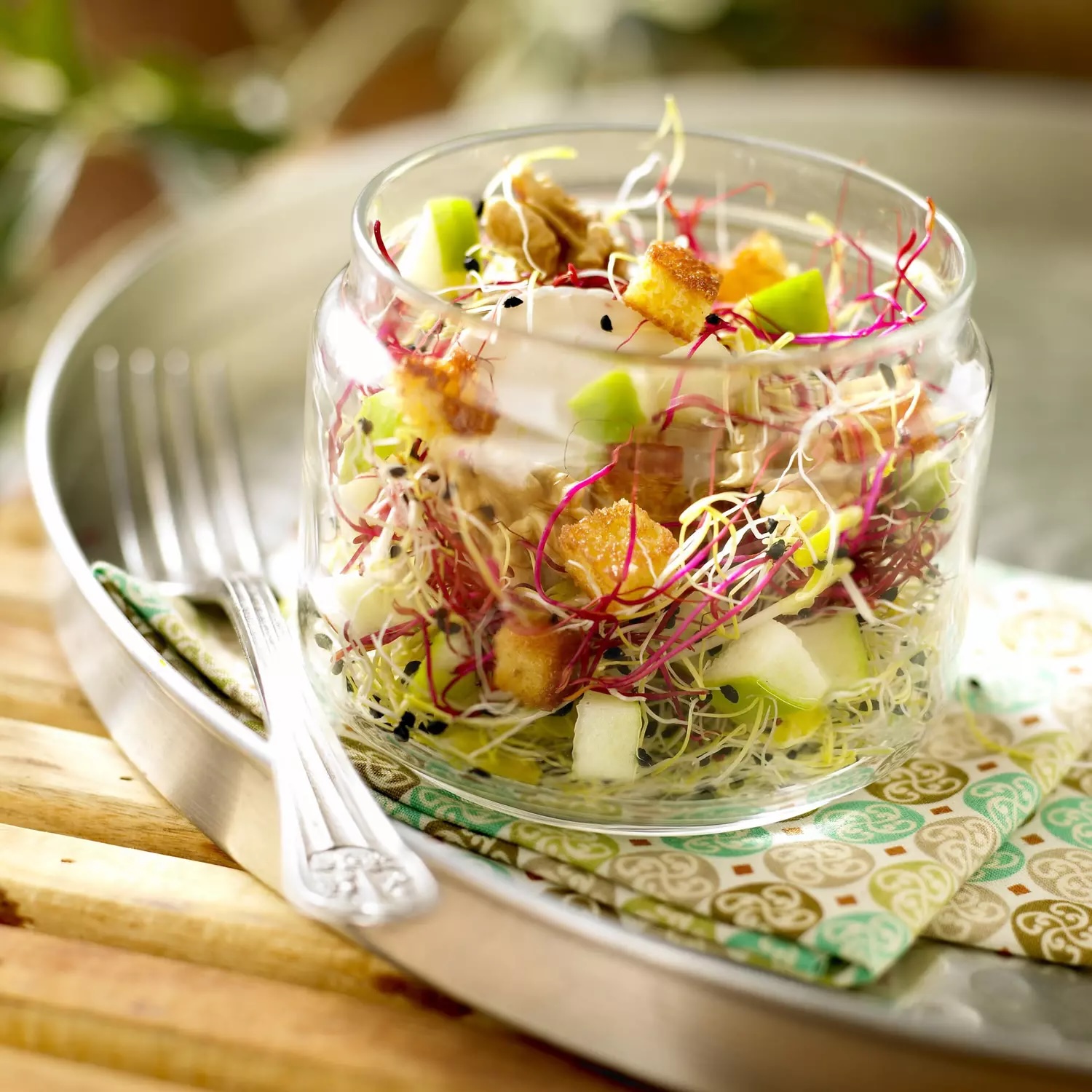 Salade sucrée salée aux pommes, chèvre et graines germées, textures croquantes et fondantes